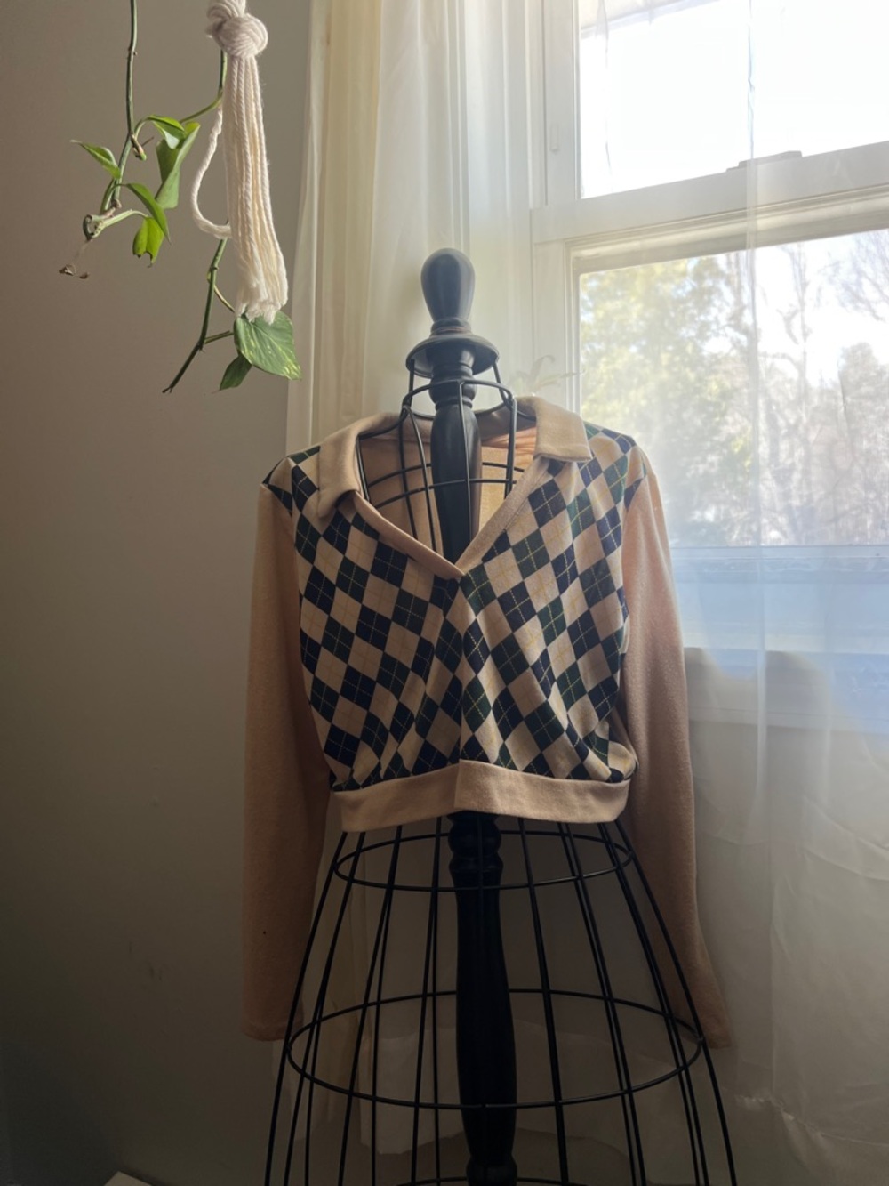 SHEIN Beige Cropped Argyle V-Neck Sweater with Navy and Cream